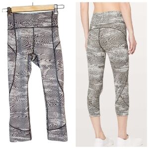 Lululemon In Movement Crop *Everlux 19" Swerve Vapor Metal Grey. Size 2